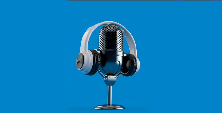 microfone de gravação de podcast com fone de ouvido em cima, fundo azul